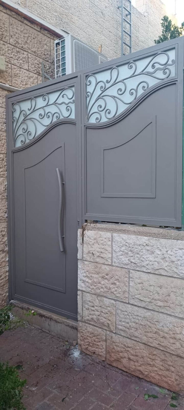 שער אפור מברזל עם עיטורים