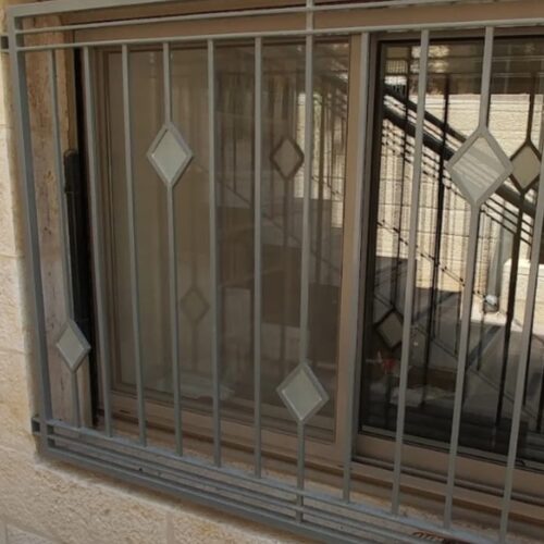 סורג ברזל שטוח עם עיטורים לחלון
